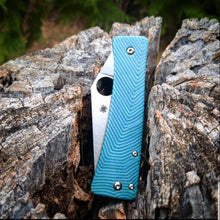 Load image into Gallery viewer, Spyderco Watu Hole Delete 57' Chevy